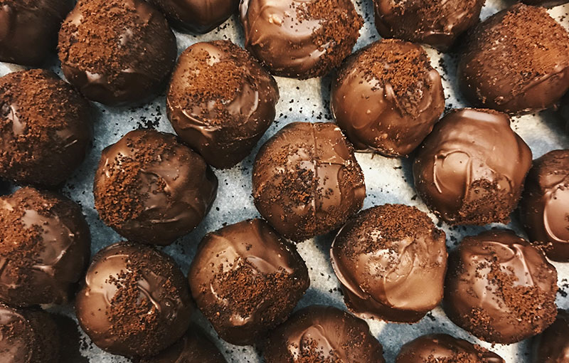 Pâte de chocolat saupoudrée de poudre de cacao.