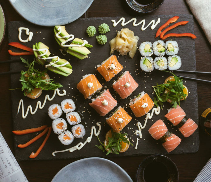 Sushis servis sur un plateau noir