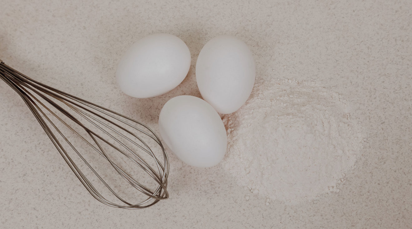 3 white eggs with flour and whisk